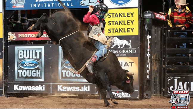 Mike Lee wins the first round with 86.5 aboard Swamp Wreck. Photo By: Andy Watson/BullStockMedia.com