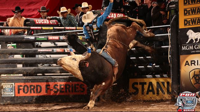 J.W. Harris doubles down with a 15/15 Bucking Battle win aboard Like a Boss for 88.75. Photo By: Andy Watson/BullStockMedia.com