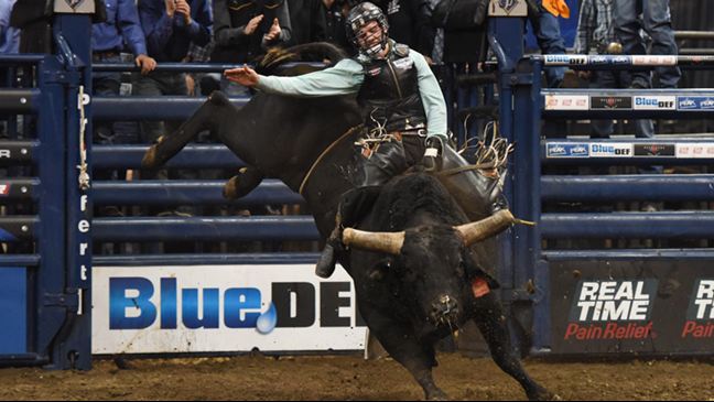 Nevada Newman covered both bulls to win in Wichita, Kansas. Photo by Vance Frick.