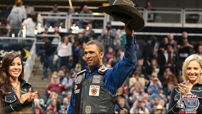 Eduardo Aparecido tips his hat as he is crowned the event winner in Kansas City. Photo By: Andy Watson/BullStockMedia.com