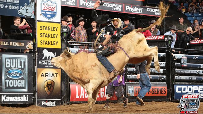 Fabiano Vieira makes a perfect ride on Roy for 90.25 and wins the event. Photo By: Andy Watson/BullStockMedia.com