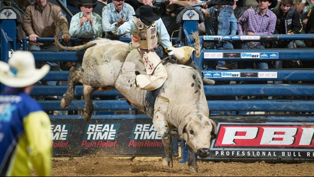 Neil Holmes took the event lead with an 86.5-point ride on Friday night in Wheeling, West Virginia.