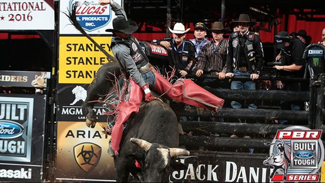 Mason Lowe returns to competition at this weekend's Ty Murray Invitational. Photo: Andy Watson/BullStockMedia.com