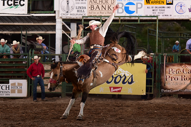 Clay Elliott of Nanton, Alberta, rides Korkow Rodeo’s Fraid Knot for 80.5 points and sits in a tie for fourth place with his traveling partner, Audy Reed of Spearman, Texas. (JAMES PHIFER PHOTO)