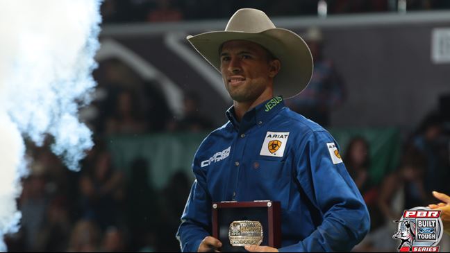 Eduardo Aparecido turned in one of two qualified in the 15/15 Bucking Battle Saturday night. Photo: Andy Watson / BullStockMedia.com
