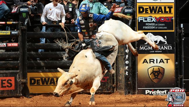 Kaique Pacheco increased his lead over No. 2 Cooper Daves to 90.33 points. Photos: Andy Watson / BullStockMedia.com