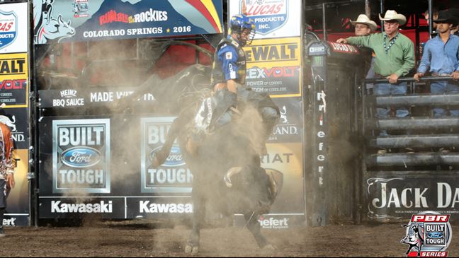Seven Dust tossed Kaique Pacheco in 7.55 seconds Sunday afternoon. Photos: Andy Watson / BullStockMedia.com