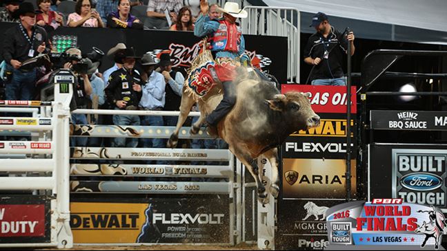 SweetPro's Bruiser earned 46.25 points after tossing Dener Barbosa in the championship round. Photo: Andy Watson / BullStockMedia.com
