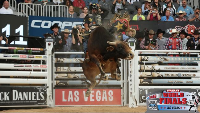 Valdiron de Oliveira's Round 1 ride on Smooth Over was the 400th of his career. Photo: Andy Watson / BullStockMedia.com