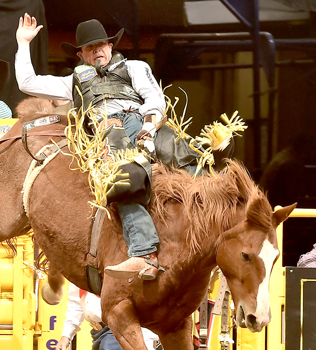 Tanner Aus rides Pete Carr Pro Rodeo’s Good Time Charlie for 88.5 points to win the ninth round, his third round victory in nine rounds. (PRCA PHOTO BY GREG WESTFALL)