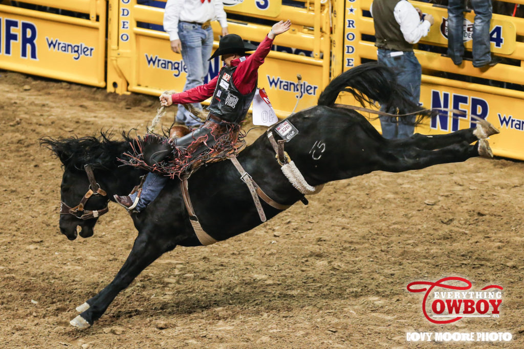 Zeke Thurston rides C5 Rodeo’s Black Hills to win Round 6 of the Wrangler National Finals Rodeo. Covy Moore/CovyMoore.com